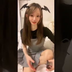 TikTokライブ 小悪魔美女のパンチラ配信の画像