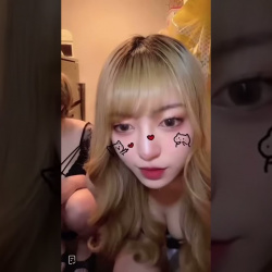 インスタライブ 店裏でパンチラの画像