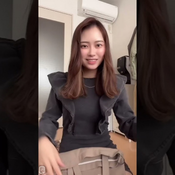 アイドルにいそうな美女がミニタイトでパンチラの画像