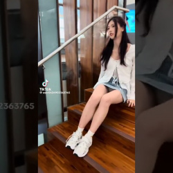 パンチラするだけでお金もらえるなんて最高!女の子に産まれて良かったの画像