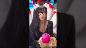 TikTok LIVE ゆるシャツの前屈み最高です #美女 #かわいい #放送事故 #ポロリ #胸チラ #パンチラの画像