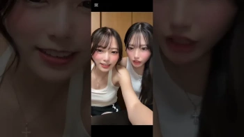 美女2人の服装がヤバいの画像