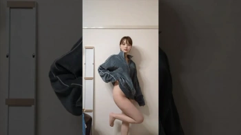 セクシー巨乳美女生着替えパンチラ美脚太ももの画像