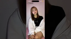 隙間から黒が見えるの画像