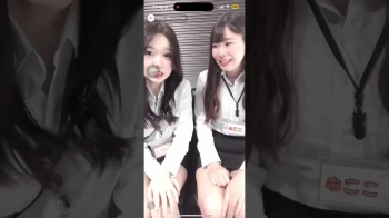 ガールズバー女子 チラリしているの画像