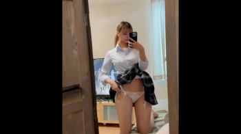 ミニスカ美女生着替え太もも美脚パンチラの画像