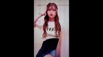 水色が似合う配信美女の画像