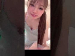 色々見えちゃいそうな格好?【TikTokライブ】の画像