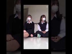 学校の廊下で友達とTikTokライブした女子高生が、制服スカートの奥ががっつり映ってしまう切り抜き。黒パンと股間部分が鮮明に見えてしまう… ♯パンチラ♯short♯ハプニング♯女子高校生 jkの画像