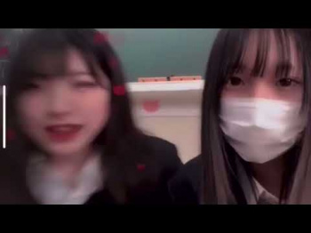 【TikTokライブ】回転して思いっきりパンチラ かわいい制服JKの画像
