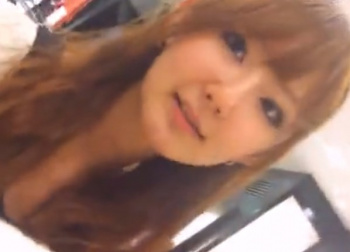 《動画》仕事中の美人ショップ店員に接客してもらいながら胸チラとパンチラを攻略する有能撮り師の画像