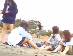 《盗撮動画》浜辺で遊んでるミニスカギャルJK集団、パンツ見えまくりでワロタｗｗｗの画像