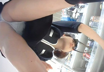 美人すぎる美容部員に接客をお願いするしゃがみ＆逆さ撮りパンチラ盗撮が激エロすぎたｗｗｗの画像