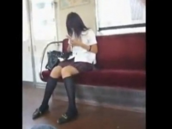 通学中のハイスペJKちゃんたちの制服スカートを無差別にめくりまくる伝説のパンチラ撮り師の功績ｗｗの画像