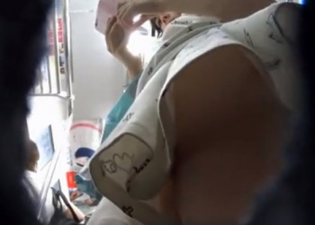 純白パンツから陰毛が透けてる美女のフロントパンチラを電車内で逆さ撮り（動画）の画像