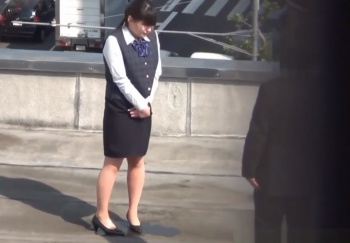 社屋の屋上で叱責されている気の弱い制服OLさん、おしっこをお漏らししてしまうｗｗｗ（動画）の画像