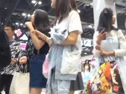 コスプレイベント会場で若い女性客のパンチラを盗撮しまくる変態の本物動画がこちらｗｗｗの画像