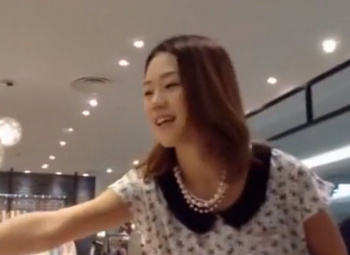 《盗撮動画》女の子の日の美人ショップ店員さん、ナプキンの羽付きパンチラを隠し撮られるｗｗの画像