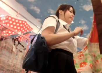 ミニスカポニテの激カワ美少女JKのサテンパンチラをデジカメで手撮り盗撮するアグレッシブ撮り師がこちらｗｗｗの画像