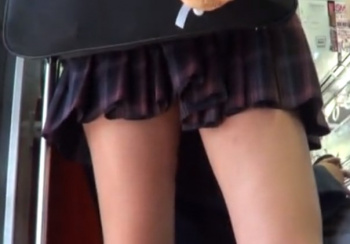 激ミニスカ制服で通学中のギャルJKのパンチラ盗撮に成功したから成果を公開するｗｗｗ（動画）の画像