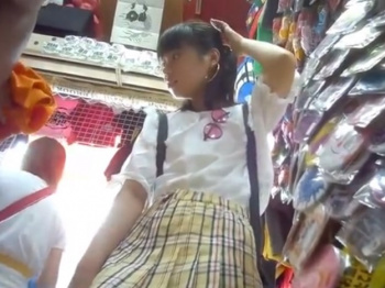 《動画》某スレで話題のこのJCパンチラの娘ってガチの地下アイドルなんだよな・・・の画像