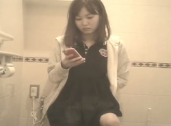 隠しカメラで24時間若い娘達を監視中の女子トイレで取れた映像がこちらｗｗｗｗの画像