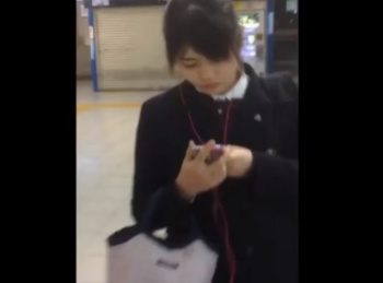 美少女JKからJCみたいな娘までスカートめくりしちゃう連続パンチラ盗撮犯の犯行現場映像がヤバい・・・の画像