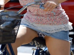 《盗撮動画》ミニスカで自転車に乗ったギャルのチャリパンチラってエロ過ぎるよなｗｗｗの画像