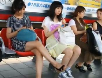 可愛い女子たちのスカートを捲りまくるパンチラ盗撮魔の完成されたテクがヤバいｗｗｗの画像
