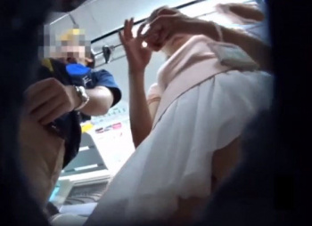 ガチ注意！ガチ注意！電車通学中の童顔女子大生の逆さ撮りパンチラ動画の画像