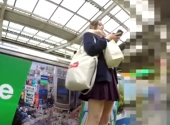 《盗撮動画》一人で帰宅中の美少女JKの真っ白なお尻に食い込む純白パンツがエロすぎィ！！の画像