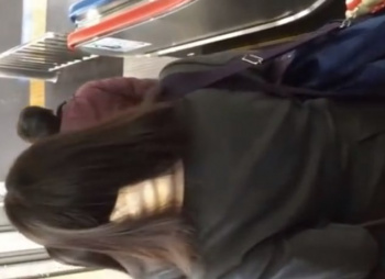 通学中のJKの制服スカートにスマホカメラ突っ込んでパンチラ盗撮する大胆な変態が見つかるの画像