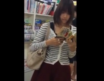 エロとは無縁の清楚な美女達、書店でパンチラ盗撮のターゲットになってしまうの画像