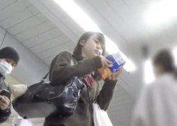 学校終わりにスーパーにバイトに向かう美少女JKをガチ追跡＆パンチラ盗撮してみたｗｗｗの画像