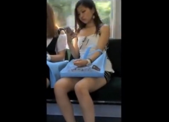 電車にくっそ生意気そうなミニスカギャルがいたからパンチラ盗撮→まさかの純白だったあああｗｗｗｗの画像