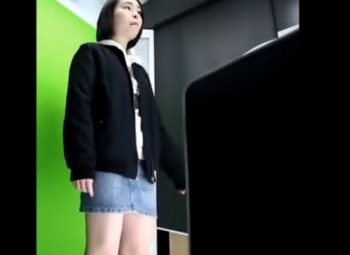 《盗撮動画》童顔デニスカJKに声掛けしてパンチラ盗撮に及ぶ陽キャ撮り師が発見されてしまうの画像