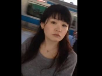 《盗撮動画》美人OLに睨まれちゃってんのにスカートめくりでパンチラ盗撮しちゃう奴ｗｗｗの画像