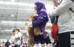 《盗撮動画》某コスプレイベント会場にて、この若くて可愛いレイヤーがパンチラ盗撮されまくっているという事実の画像