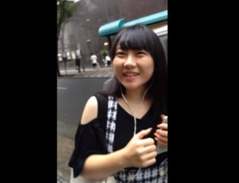 《盗撮動画》声掛けされたJDちゃん、めくり撮りで可愛すぎる縞パンを盗撮されるｗｗｗの画像