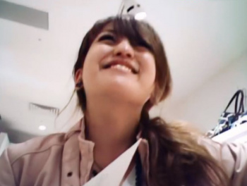 《盗撮動画》Tバックで鼠径部まで丸見えのショップ店員のフロント長時間パンチラの画像