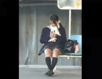《盗撮動画》バレたら逮捕！学校終わりの可愛い制服JKをロックオンしてスカートめくり盗撮！の画像