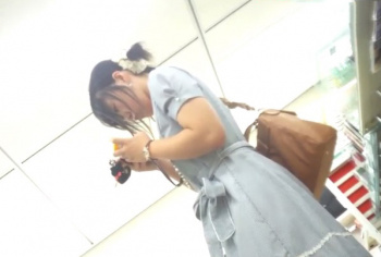 《盗撮動画》文房具店にて清楚系JDの黄色パンチラ。しゃがみ＆フロントも有りの画像