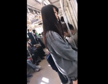 《盗撮動画》電車で制服JKのパンチラ撮影中に不審者が映り込んでしまうハプニング！の画像