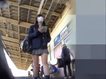 《盗撮動画》バレたら即逮捕！通学中の制服JKのプリ尻に食い込んだパンツを長時間接写撮り！の画像