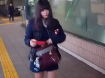 《盗撮動画》これはAUTO… JC中●生のスカートめくってパンチラ強奪する危険人物の画像