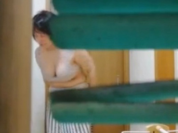 《民家盗撮》デブ爆乳BBAの脱衣を隠し撮りする物好きな盗撮魔、動画を投稿してしまうｗｗｗの画像