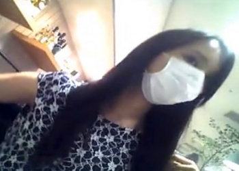 《盗撮動画》見つかりゃ即逮捕！気の強そうな黒髪美人ギャルのパンチラ逆さ撮りの画像
