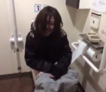 《動画》TikTok、原液JKのトイレ盗撮動画大量の変態アプリだったｗｗｗの画像