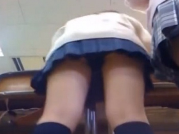 教室でクラスメイトJKのパンチラを盗撮する陰キャDKの”本物盗撮動画”、ネット流出・・・の画像