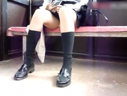 《盗撮動画》学校帰りの制服JKちゃん、バスの待合室でパンチラ盗撮の被害にあうの画像